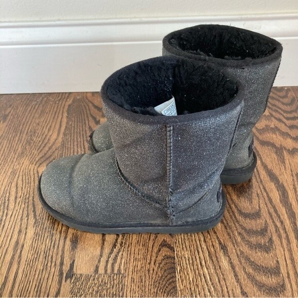 Ugg Classic Short II Glitter Kids- Black size 2. Used condition. - Picture 4 of 11
